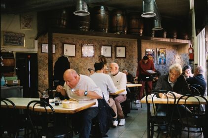 Người châu Âu thắt chặt chi tiêu vì xung đột Iran